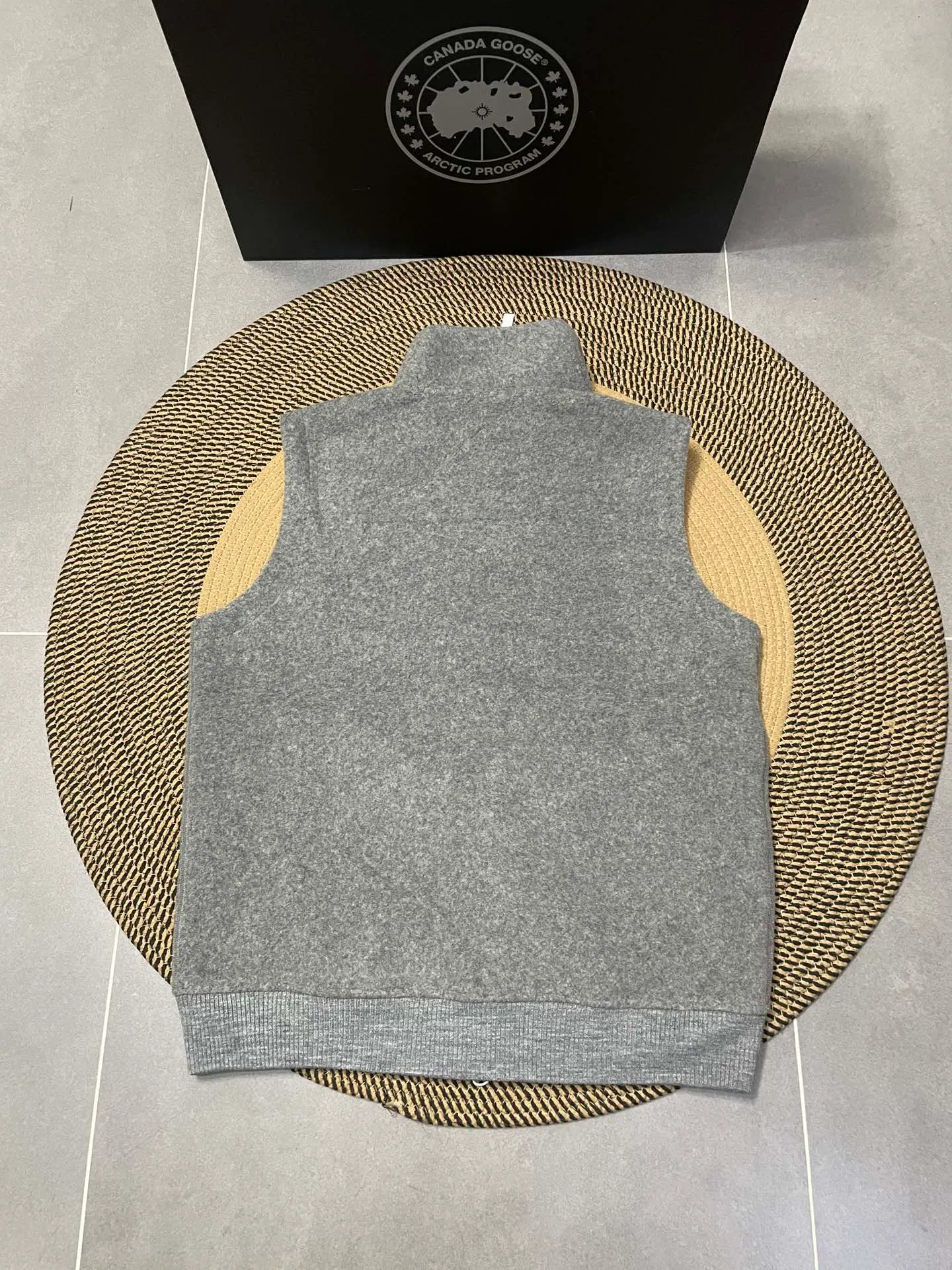 P600 Gray CANADA GOOSE/Canada Goose Autumn and Winter Couple's Fleece Vest Jacket 🔘Color: Black Gray Khaki Highest version Original fabric High version High quality) ⚠All details Fabric accessories craftsmanship (all 1:1 passed inspection) (The owner is a "detail monster" so the goods he makes also pay attention to details) 1⃣ Distinguish the wrong version of the market goods: all go single line ❌ Our genuine 1:1 special machine presses the line (high requirements for machine workers) 2⃣ Differentiates the market from drawings and making goods. Fabric color difference is too big. You get what you pay for, not fast food. 3⃣ Differentiates the market from low-end versions to receive labels, hang tags, and wash labels. All our accessories are custom-made (approved level) 4⃣ Differentiates the market from the detail-free workmanship❌ Our workmanship: neckline, shoulder line, armholes, cuffs, hem (In order to increase the cost, we must also restore the original product: yoke taping, double needle threading🔍) Size: S-XXL